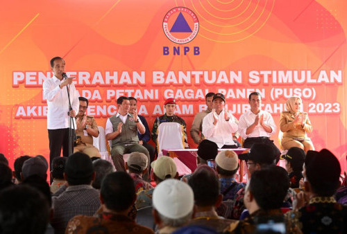 Jokowi Berikan Langsung BLT Puso ke Warga Pekalongan
