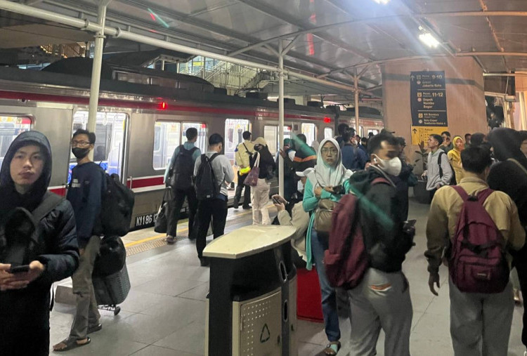 Ada Kebakaran, Operasional KRL Tanah Abang-Duri Alami Keterlambatan: 'Telat Masuk Kerja Deh'