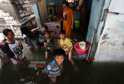 Anak-anak bermain air yang mengenangi kampung Kalianak Surabaya, Jawa Timur, Rabu (5/7/2023). Banjir Rob yang tinggi itu adanya fase bulan purnama yang menyebabkan sejumplah perkampungan padat penduduk di kawasan tersebut tergenang air laut.
