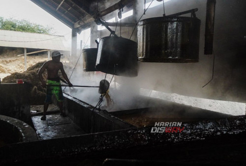 Pekerja mengaduk bahan saat proses pengolahan gila jawa di Kediri, Jawa Timur, Kamis, 14 September 2023. Usaha produksi gula jawa mulai berkembang di Kediri itu mampu menghasilkan gula jawa sebanyak 2 hingga 3 ton per hari dengan harga jual Rp 6.500 per kg. (Julian Romadhon/Harian Disway)