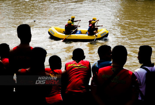 Peserta lomba Marines Obstacle Slalom didukung oleh timnya dari balik pagar sungai saat pertandingan babak kualifikasi peserta putra di Monumen Kapal Selam Jl. Pemuda, Surabaya, Jawa Timur. Jumat (10/3/2023). Marines Rubber Boat Race and Obstacle Slalom yang diikuti sebanyak 74 peserta dari TNI dan Polri tersebut untuk memperingati hari jadi Pasmar 2 yang ke-22 dan digelar dari tanggal 10-11 Maret 2023. (Foto: Moch Sahirol Layeli)