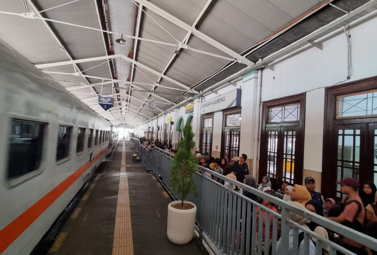Sejumlah KA Tujuan Surabaya–Malang Terlambat hingga 5 Jam Imbas Jalur Pekalongan Tergenang Air