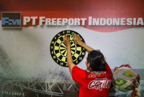 Game dart di booth PT Freeport Indonesia dalam pesta bola Surabaya di Jalan Tunjungan Surabaya Jawa Timur, Minggu 19 November 2023. Pesta Bola yang digelar Pemkot Surabaya menambah semarak Piala Dunia U-l-17 2023 di Jalan Tunjungan, Surabaya. Pesta bola dimeriahkan oleh PT Freeport Indonesia dan Pertamina dengan mengadakan beberapa game di antaranya, Tembak Jitu (Dart), Tendangan Finalti Challenge dan Sundul Bola Challenge. Pengunjung yang berhasil memenangkan challange itu mendapatkan hadiah berupa T-shirt, Travel Pouch, Tumbler, dan Kopi Amugme asal Timika Papua. (Moch Sahirol/Harian Disway)