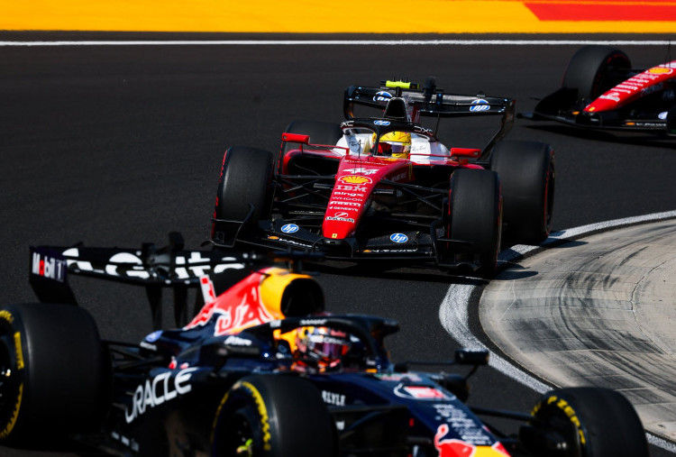Apesnya Lewis Hamilton di F1 GP Hungaria 2026: Kena Penalti Pit Lane Usai Strategi Ferrari Gagal