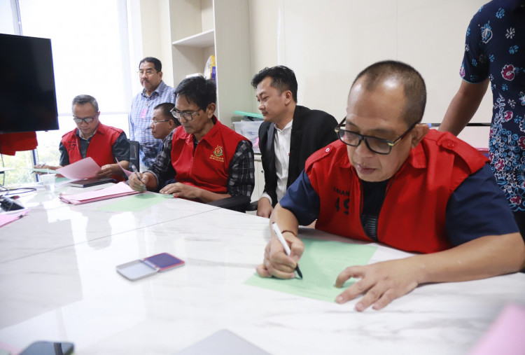 Kejari Surabaya Terima Pelimpahan Tiga Tersangka Pungli Dinas ESDM Jatim