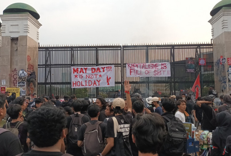 Massa Aksi Buruh May Day 2025 di DPR Dipukul Mundur Polisi, Usai Penampilan Band