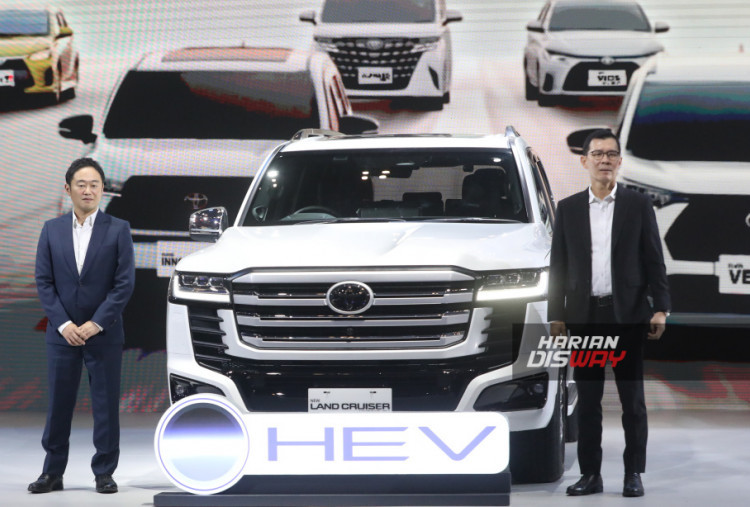 Toyota memanfaatkan ajang GAIKINDO Indonesia International Auto Show (GIIAS) 2026 untuk mempertegas komitmennya dalam menghadirkan solusi mobilitas bagi masyarakat Indonesia. Bertepatan dengan peringatan 55 tahun kehadirannya di Tanah Air, PT Toyota-Astra Motor (TAM) meluncurkan Land Cruiser 300 Hybrid EV dan bZ4X Touring, sekaligus menampilkan special preview Land Cruiser FJ serta first public display New Hilux dan New Hilux Battery EV.