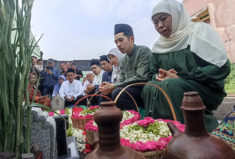 Khofifah Ziarah ke Makam Suami dan Orang Tua sebelum Nyoblos