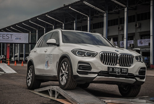 Salah satu unit mobil BMW menjajal kemampuan di arena X-Ram pada Joyfest BMW Astra Driving Experience 2022.