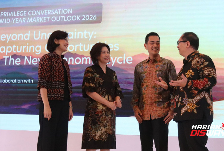 (Kiri-kanan) Head of Deposit & Wealth Management UOB Indonesia Emillya Soesanto, Regional Group Manager Jawa, Bali & Sulawesi UOB Indonesia Mei Sumiati, Head of Consumer Banking UOB Indonesia Herman Soesetyo, dan ASEAN Economist UOB Enrico Tanuwidjaja dalam Dinner Mid-Year 2026 Market Outlook and Update di Hotel Sheraton Surabaya, Senin (14/9/2026) malam.
PT Bank UOB Indonesia memperkuat layanan wealth management untuk menghadapi dinamika pasar keuangan global dan domestik pada semester II 2026. Strategi tersebut mengedepankan pendekatan personal melalui pemetaan kebutuhan, tujuan finansial, serta profil risiko nasabah, khususnya segmen privilege. Foto: Boy Slamet/Harian Disway