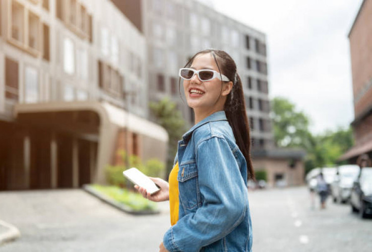 5 Inspirasi Gaya Denim agar Tetap Stylish di Cuaca Panas