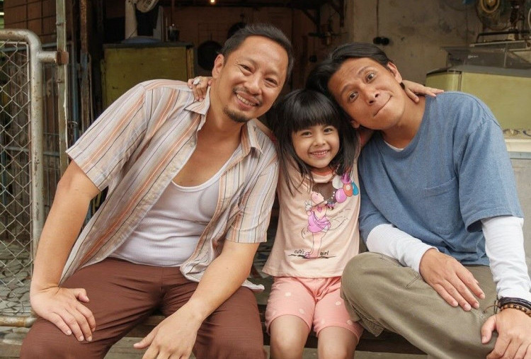 Sinopsis Film Panggil Aku Ayah, Ketiga Debt Collector Sangat Tiba-Tiba Mengasuh Anak