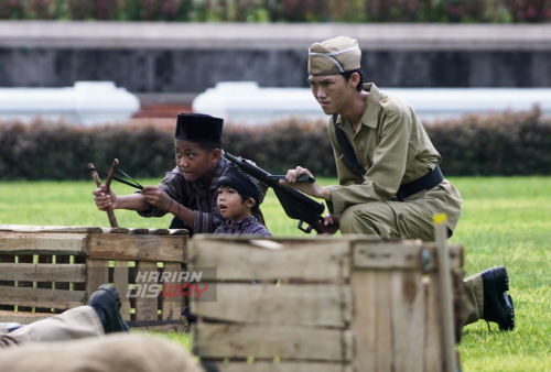 Pemain Drama kolosal yang tergabung Front Kolosal Soerabaja menampilkan drama kolosal yang menceritakan pertempuran Surabaya, Jawa Timur, Minggu (30/4/2023). Pertunjukan pertempuran tersebut mengusung judul Alap-alap Simokerto Sektor Timur. Alap-alap Simokerto yang konon memiliki peran dalam tewasnya Brigadir Jendral Mallaby 30 Oktober 1945 yang berlanjut pada pertempuran 10 November 1945. (foto: Julian Romadhon)