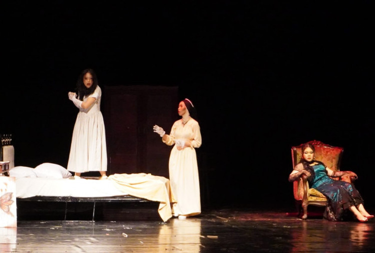 Dramaturgi XX, Menyingkap Luka Batin Lewat Elliot dan Emma