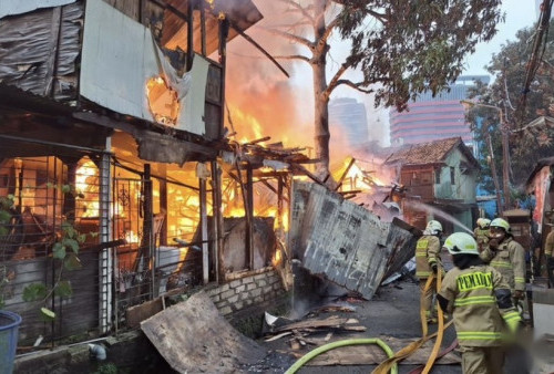 Kebakaran Hanguskan 30 Rumah Semi Permanen di Setiabudi, Kerugian Capai Rp 150 Juta