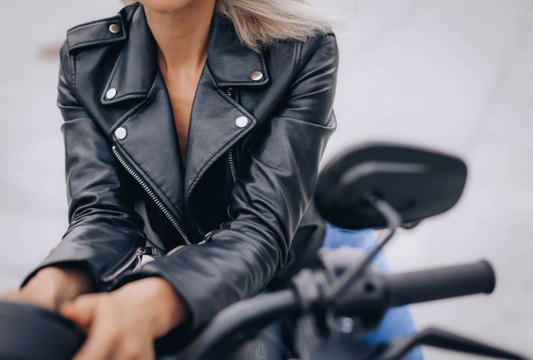 6 Cara Mengatasi Kulit Belang untuk Pemotor, Jangan Lupa Pakai Sunscreen