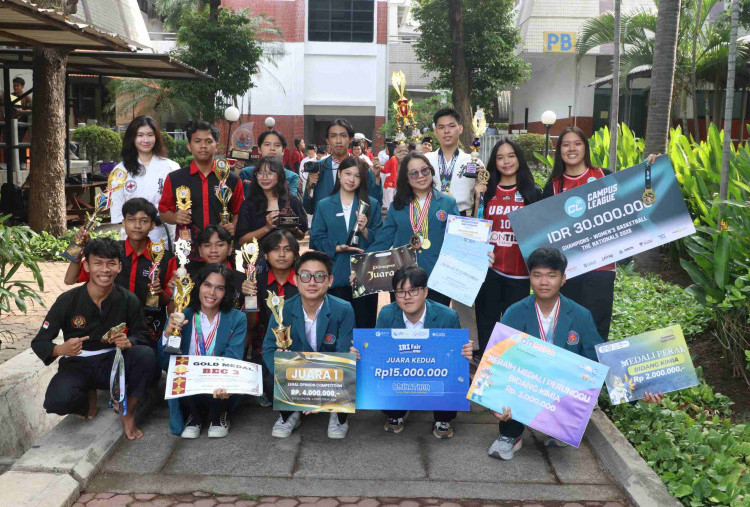 Peringati Hari Sumpah Pemuda ke-98, Ubaya Apresiasi Mahasiswa dengan Beasiswa dan Defile Prestasi