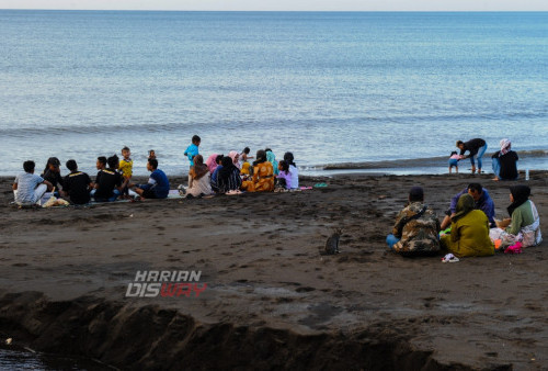 Sejumplah warga mengisi hari libur di Pantai Jangkar Situbondo, Jawa Timur, Minggu 30 Juli 2023. Pantai Jangkar merupakan salah satu tempat wisata pantai yang berlokasi di Desa/Kecamatan Jangkar, Kabupaten Situbondo, yang selalu ramai baik pada hari libur atau weekend maupun hari-hari biasa. Pesona tempatnya indah dan bisa menyuguhkan suasana tenang, pelepas kejenuhan atas aktivitas sehari-hari. Wisata Pantai Jangkar Situbondo cocok untuk mengisi kegiatan liburan panjang seperti libur nasional, libur lebaran, libur Hari Kemerdekaan, libur Nyepi, libur Idul Adha, libur Idul Fitri, libur Tahun Baru. (Julian Romadhon/Harian Disway)
