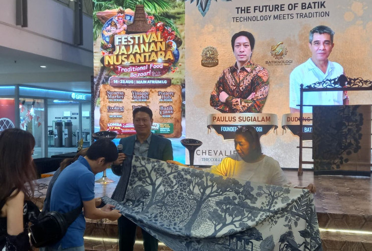 Menyeruput Liberika dalam Workshop Membatik Chevalier Inc: Batik Tulis dan Ampas Kopi 