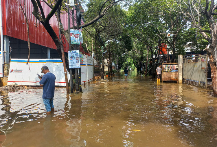 Cari Jalan Alternatif! Jalan Wana Mulya Tangerang Lumpuh Kebanjiran, SPBU Tutup, Motor Mogok