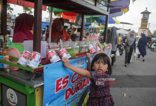 Para pengunjung dapat menemukan berbagai jenis takjil yang sedang viral di media sosial, termasuk sosis mozzarella, es jelly dengan beragam varian rasa, serta hidangan buah-buahan segar dan es coklat panjang umur yang kerap menjadi favorit kalangan Gen Z.