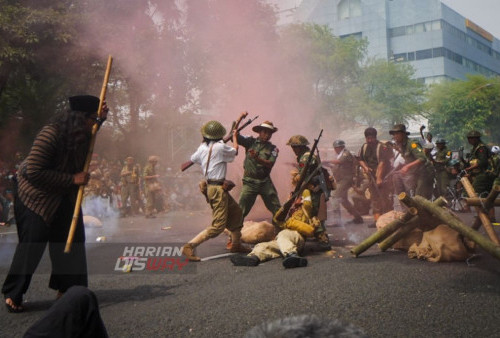 Pertunjukan teater kolosal menceritakan pertempuran 10 November 1945 didepan Gedung Negara Grahadi, Surabaya, Jawa Timur, Minggu (6/11/2022). Parade tersebut digelar dalam rangka menyambut Hari Pahlawan 10 November setelah vakum selama dua tahun dilanda pandemi, pagelaran teatrikal bertema sejarah pertempuran 10 November 1945 menempuh rute historis, mulai Monumen Tugu Pahlawan hingga Balai Kota Surabaya. 