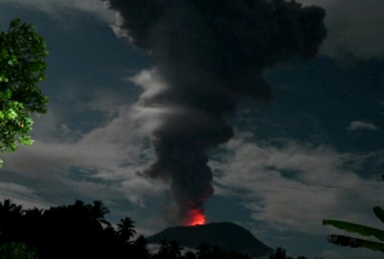 Gunung Ibu Erupsi, Semburkan Kolom Abu Setinggi 4 Km   