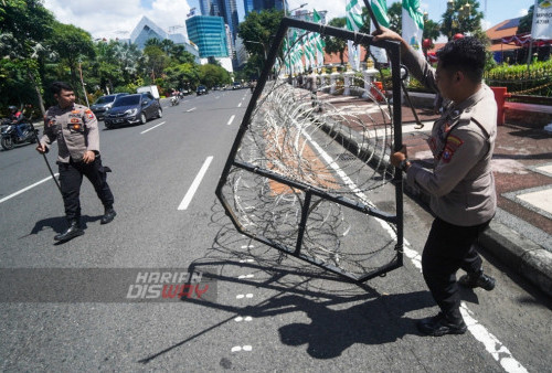 Polisi melakukan pemasangan kawat berduri untuk Antisipasi datangnya demo buruh di depan Gedung Negara Grahadi, Surabaya, Jawa Timur, Senin (1/5/2023). Dalam aksi demo buruh tersebut kepolisian mengerahkan sebanyak 3.453 personel gabungan dari TNI, Polri dan jajaran untuk mengamankan jalannya aksi demo memperingati Hari Buruh di Surabaya. (foto: Julian Romadhon)