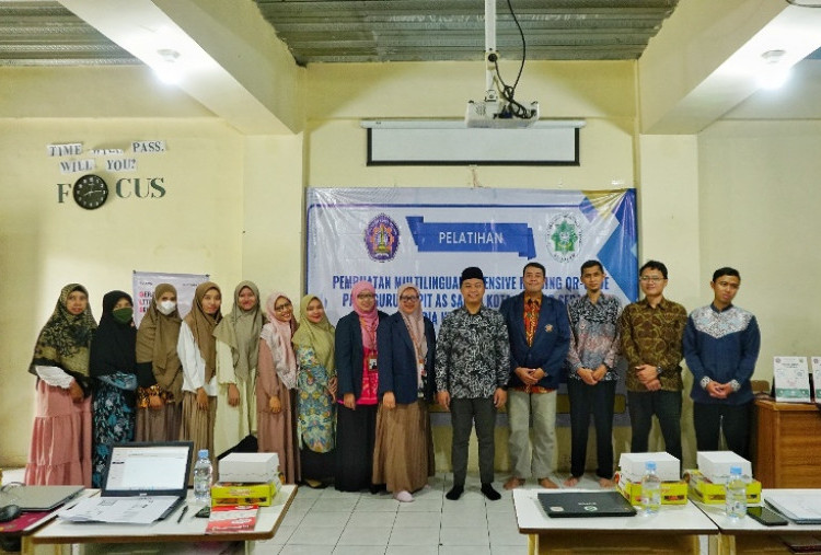 Tim Abdimas Polinema Latih Guru SMPIT As-Salam Membuat QR Code Literasi Multibahasa