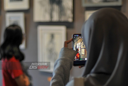 Pameran Goras Gores yang berlangsung hingga 14 Mei 2023 ini bertujuan untuk meningkatkan pemberdayaan sumber daya manusia khususnya para pemuda di Surabaya memiliki potensi dibidang seni-rupa namun keterbatasan untuk belajar. (foto: Julian Romadhon)
