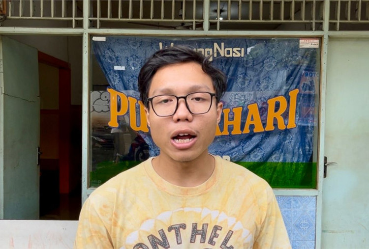 Pemilik Warteg di Kembangan Ini Pasrah Lauk-lauk Gak Laku Akibat Banjir Sepaha Orang Dewasa