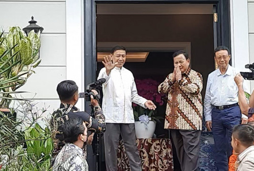 Sambangi Rumah Wiranto, Prabowo Disambut Hangat di Depan Pintu 