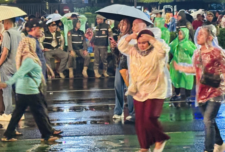 Detik-detik Pengunjung Berhamburan Kala Hujan Guyur Bundaran HI Jelang Malam Tahun Baru 2026