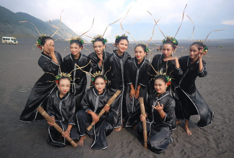 Eksotika Bromo 2025 Hari Pertama, Tari Bungo Serangkai Kisahkan Tradisi Pengambilan Madu di Jambi.
