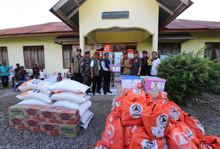 BNPB Salurkan Bantuan untuk Pengungsi Desa Terisolir di Lewotobi