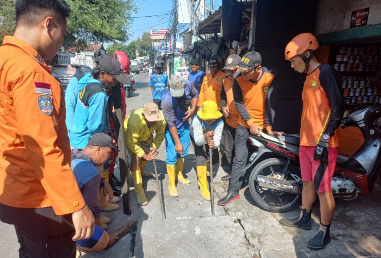 Pencarian Hari Kedua, Bocah Terseret Arus Selokan di Tangerang Belum Ditemukan