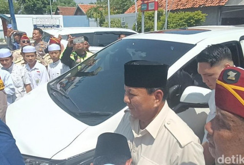 Didampingi Pakde Karwo, Prabowo Sowan ke Ponpes Genggong Probolinggo 