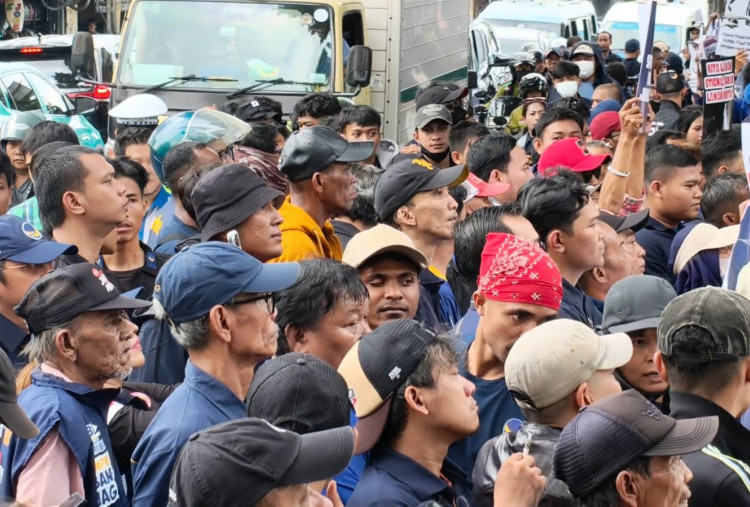 Ratusan Kader Nasdem Geruduk kantor TEMPO, Protes Karikatur Surya Paloh!