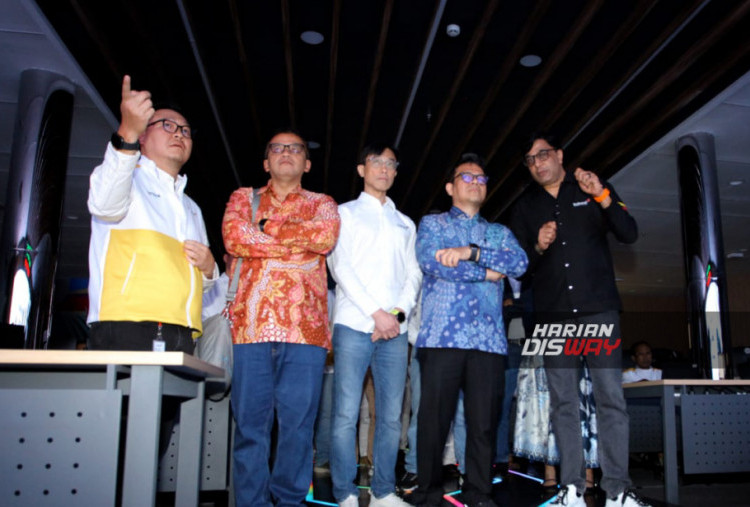 Selain itu, Indosat menghadirkan teknologi AIvolusi5G, menggabungkan kecerdasan buatan dan jaringan 5G untuk layanan lebih aman dan responsif. Perlindungan pelanggan juga diperkuat melalui fitur anti-spam, sistem penyaring ancaman digital, serta edukasi literasi siber guna menjaga keamanan selama lonjakan aktivitas digital.