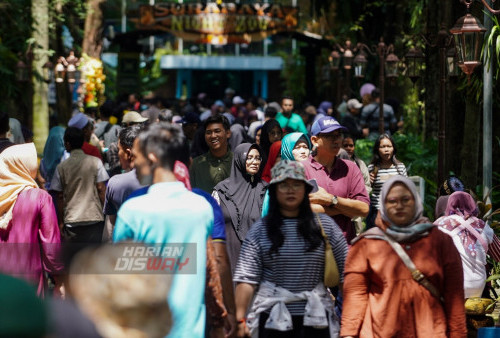 Wisatawan memadati Kebun Binatang Surabaya (KBS) Jawa Timur, Senin (24/4/2023). Hari libur Lebaran Kebun Binatang Surabaya ramai dikunjungi wisatawan dari berbagai daerah. Perusahaan Daerah Taman Satwa Kebun Binatang Surabaya (PDTS KBS) mencatat kunjungan wisatawan meningkat 300 persen sebanyak 14.567 orang pada Lebaran hari kedua jika dibanding hari sebelumnya yang hanya 3.404 orang. (foto: Julian Romadhon)