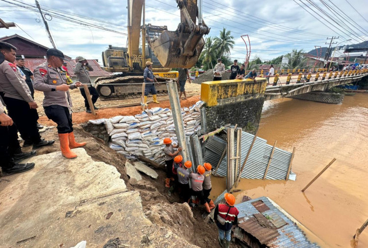 Brimob Perbaiki Jembatan Putus dalam 3 Hari, Akses Tapanuli Kembali Pulih