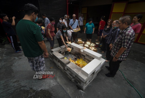 Sejumlah warga Tionghoa melaksanakan prosesi sembahyang arwah di tempat ibadah umat Buddha Mahayana yang tergabung dalam Cetiya Buddha Dhamma Sangha Lotus, Surabaya, Jawa Timur, Rabu (5/4/2023). Ritual Tradisi sembahyang arwah Ceng Beng atau Qing Ming, merupakan ritual tradisi bagi warga Tionghoa untuk mendoakan arwah para leluhur mereka. (foto: Julian Romadhon)
