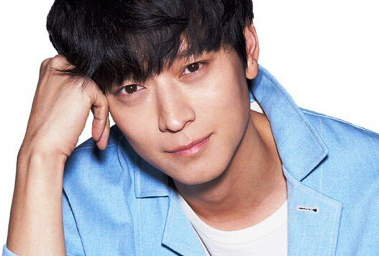 Kenalkan Film Baru, Kang Dong-won Mendadak Jadi Leader Co-Ed K-pop Triangle