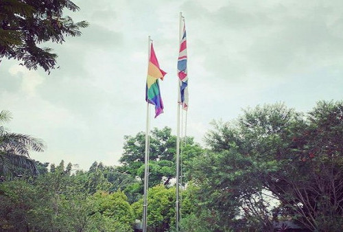 Waduh, Viral Bendera Pelangi LGBT Berkibar di Jakarta, di Samping Bendera Inggris