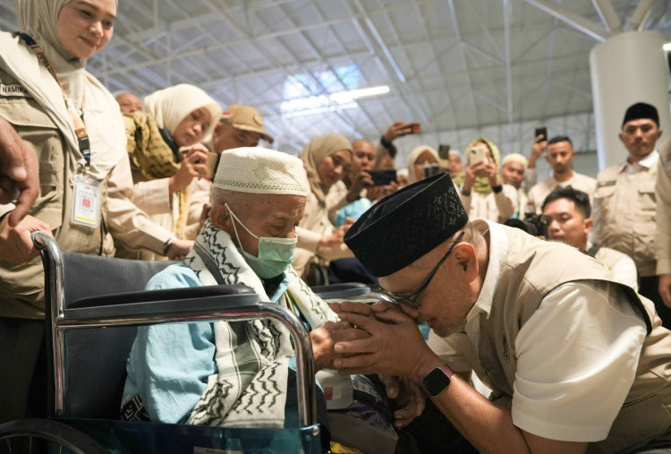 Menhaj Lepas Kepulangan Perdana Jemaah Haji Indonesia ke Tanah Air, Ini Pesan Gus Irfan