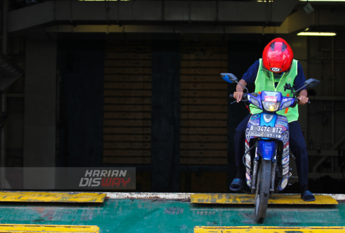 Pemudik menggunakan sepeda motor turun dari KM Ciremai yang bersandar di Pelabuhan Tanjung Perak Surabaya, Jawa Timur, Minggu (1/5). PT PELNI (Persero) telah memberangkatkan KM Ciremai dan KM Dobonsolo tersebut untuk mengangkut pemudik dalam program 