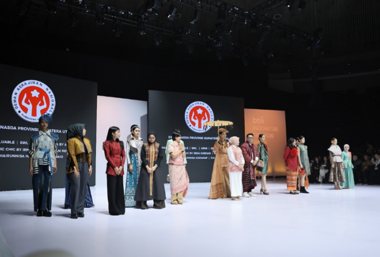 Ulos Jadi Bintang di Indonesia Fashion Week 2026, Warisan Batak Naik Kelas