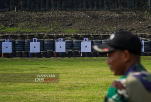 Berjarak 75 meter dalam lomba menembak saat berlangsungnya kegiatan Cangkrukan Bareng Media se-Jatim di Lapangan Tembak Yonif Raider 500/Sikatan Kodam V/Brawijaya Surabaya, Jawa Timur, Kamis (19/1/2023). Kegiatan Cangkrukan Bareng Media se-Jatim ini adalah bentuk sinergi dengan media yang terus dijalin oleh Kodam V Brawijaya yang dikemas sederhana dengan lomba menembak antar awak media de Jatim. Adapun misi khusus Pangdam V/Brawijaya, Mayjen TNI Farid Makruf di masa tugasnya di Jawa Timur yaitu bisa melihat suporter Persebaya (Bonek) dan pendukung Arema (Aremania) bisa menonton pertandingan bersama dengan aman dan nyaman.