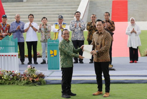 Menteri AHY Serahkan Sertifikat Tanah Istana Negara IKN ke Mensesneg