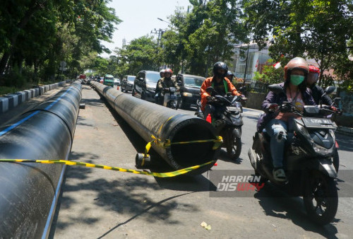 Kendaraan bermotor melintas di Jalan Pasar Kembang, Surabaya, Jawa Timur, Senin, 28 Agustus 2023. Kemacetan terjadi mulai dari Jl. Kedung Doro dan Jl. Pasar Kembang menuju ke Jl. Banyu Urip, tersebut karena adanya pengerjaan peningkatan air bersih di Zona 4, dengan pemasangan pipa besar diameter 600 milimeter sepanjang 1,5 KM. Pipa besar itu berada di kanan Jl. Pasar Kembang hingga Jl. Diponegoro. (Moch Sahirol/Harian Disway)
